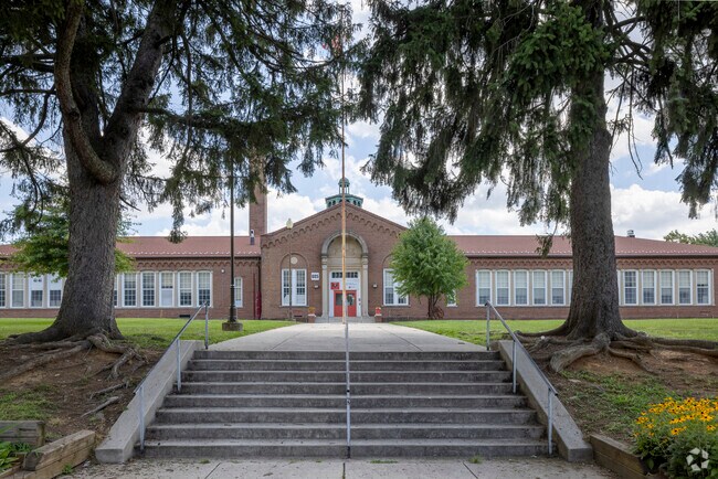 Thomas Jefferson Elementary School building is in Hunting Ridge.