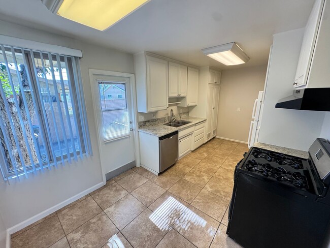 Charming 1 Bedroom unit, completely remodeled with In-Unit Washer/Dryer!, Orange, CA 92866 - photo 6