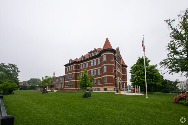 Hyde Park School has more than 500 students and is highly-rated.