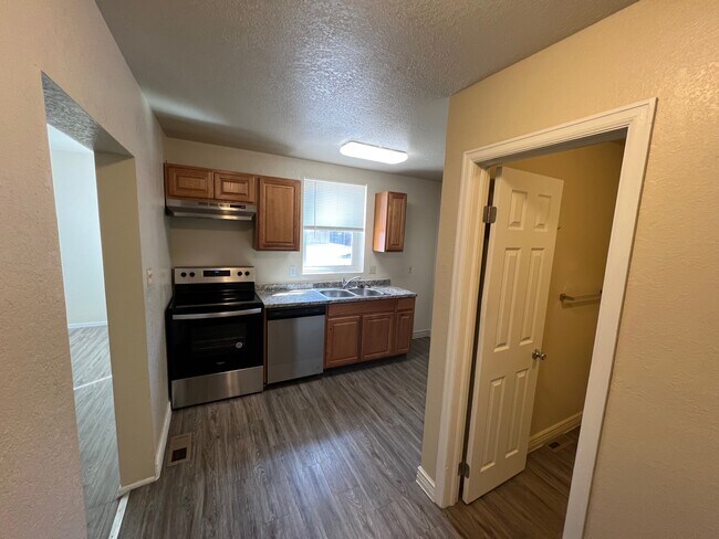 215 E Evans Ave unit Apartment A, Pueblo, CO 81004 - photo 2