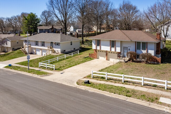 Platte Ridge has a variety of yard types from picket fences.