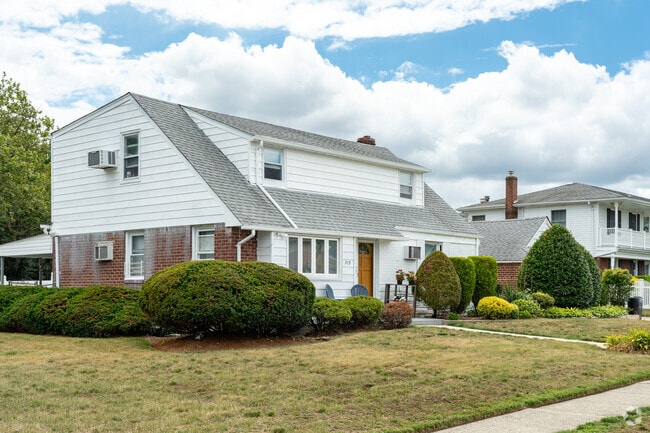 Side-gabled homes can be found across Franklin Square.