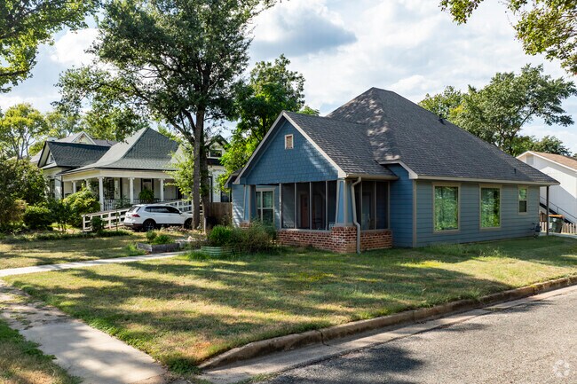 Craftsman style homes are one of the many home styles found in Midtown Tyler.