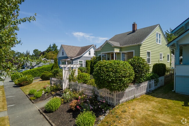 Cape Cod style homes in Delta neighborhood in Everett.