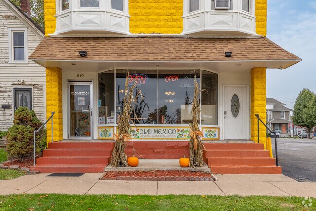 Visit Old Mexico restaurant in Floreciente for delicious and authentic Mexican cuisine.