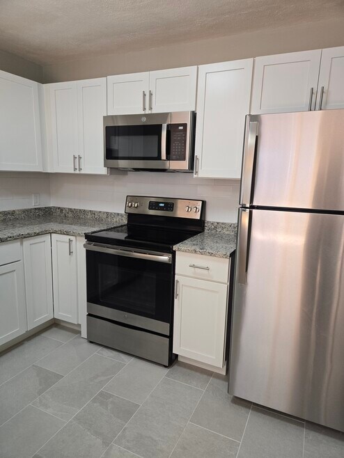268 Grove St unit 6, Auburndale, MA 02466 - photo 1