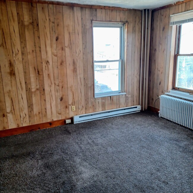 Liv room, 12 x 16 w closet