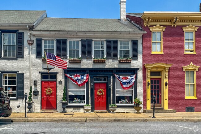 The small town charm emanates from the sidewalks and buildings in Marietta.
