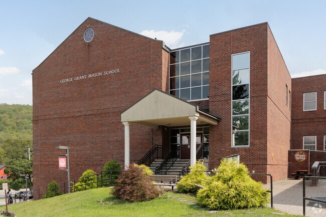 George Grant Mason Elementary School has a student-teacher ratio of 7 to 1.