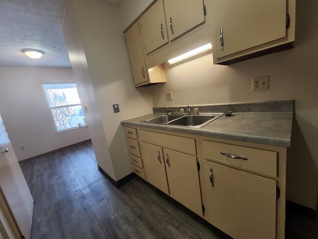 208 Heritage Cir, Bucyrus, OH 44820 - photo 2