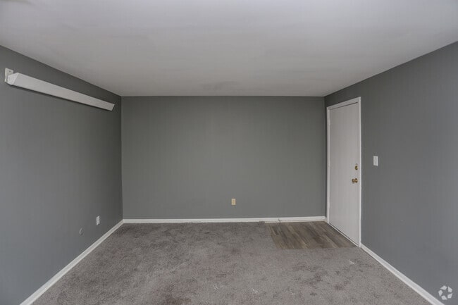 Maple Creek Village, Indianapolis, IN 46222 - photo 4