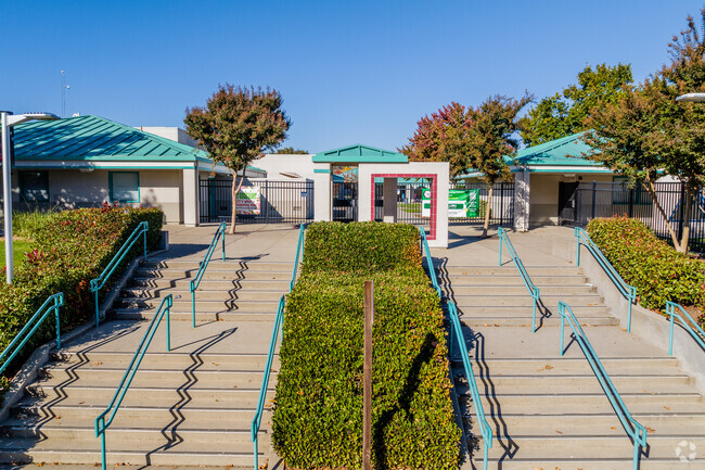 Oak Hill Elementary School is a spacious and safe school for students in Roseville.