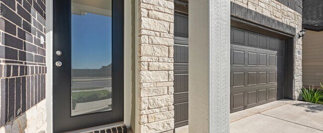 135 Silverleaf Spur, Bastrop, TX 78602 - photo 6