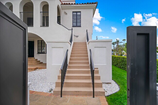 1148 S Stanley Ave unit Upper, Los Angeles, CA 90019 - photo 3