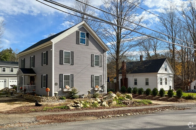 Single story and two-story homes are found in the Brookline neighborhood.