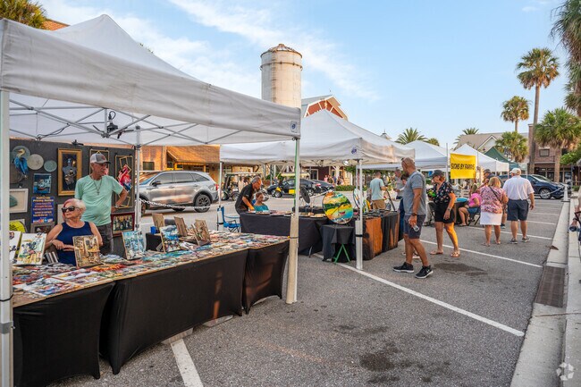 Near the Village of Buttonwood, Brownwood Paddock hosts weekly evening markets.