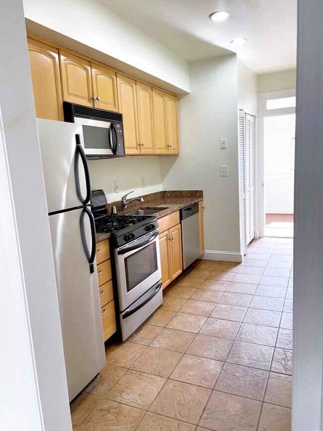 803 7th St NE unit 4, Washington, DC 20002 - photo 5