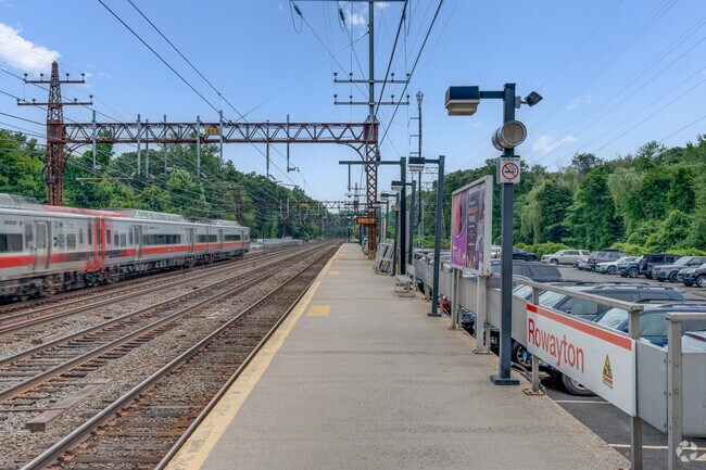 Residents of Rowayton can venture out to neighboring cities via Rowayton Train Station.