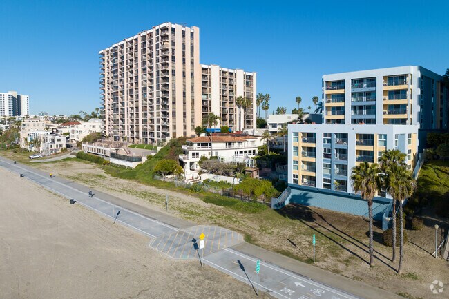 The trails along the beach in Alamitos Beach are perfect for a morning (or afternoon) stroll.