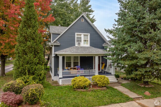 Cottage homes with covered porches are common in Floreciente.