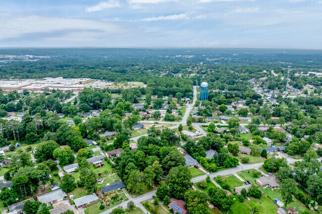 Woodfield is a 15-minute drive for South Carolina's capitol city of Columbia.