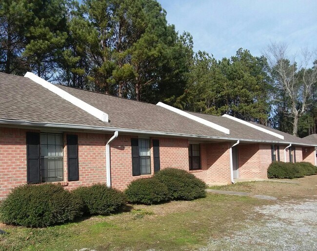 Pine Woods Apartments - West Blocton, AL, West Blocton, AL 35184 - photo 2