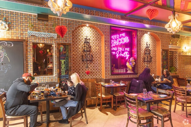 Though Rosebank is mostly residential, a few local establishments line Bay Street.