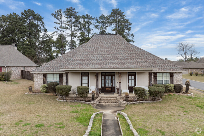 Pineville has many Acadian-style houses reflecting Louisiana’s rich heritage.
