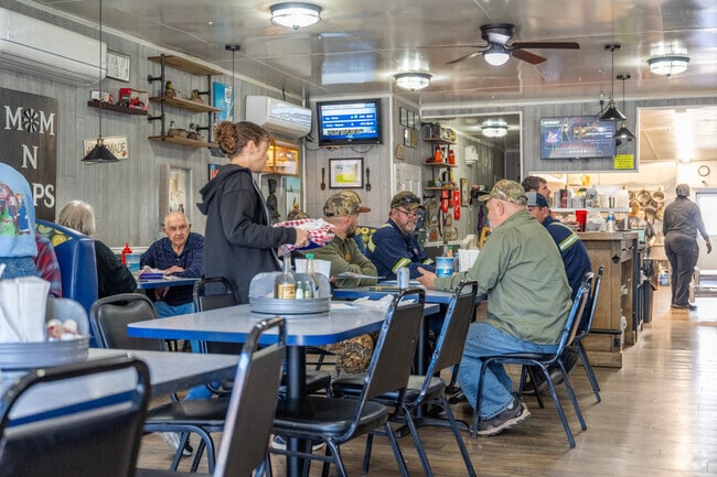 Mom-n-Pop’s serves classic comfort food near Rhodesdale.