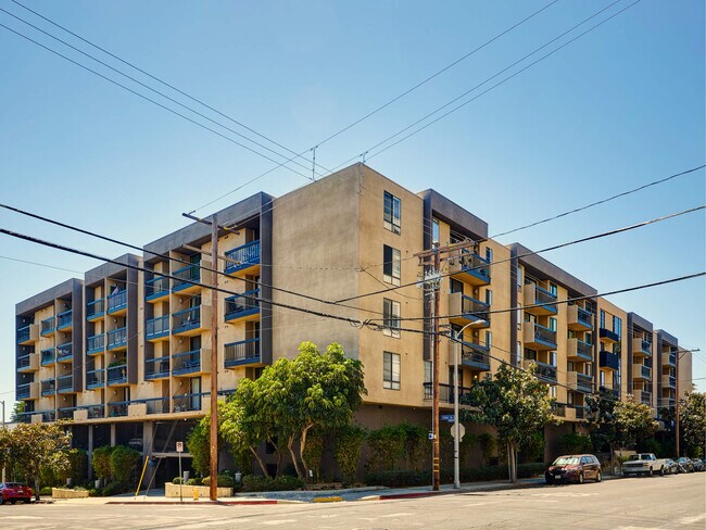 Hollywood Regis Condominiums unit 7320HawthornAve222, Los Angeles, CA 90046 - photo 2