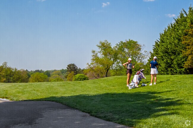 Longmead Crossing residents enjoy a social outing at Argyle Country Club.