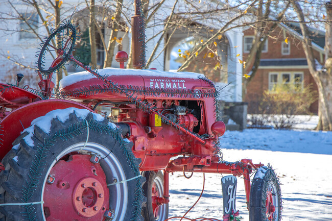 Many Newark homes are decorated with farming aesthetics.