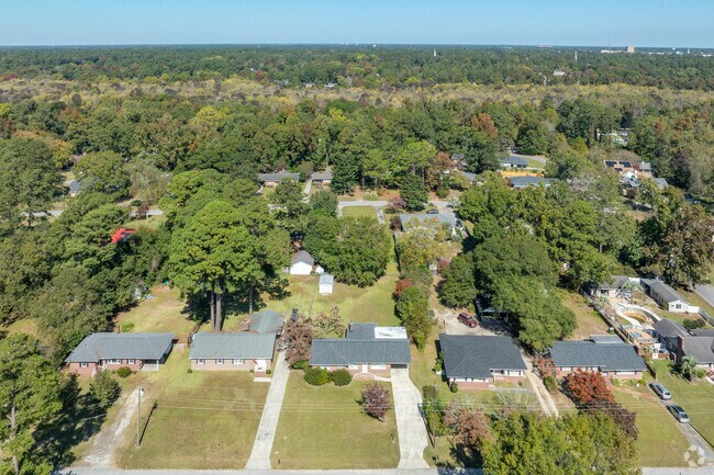 Highland Park residents are 4 miles from Downtown Florence and near many restaurants and shops.