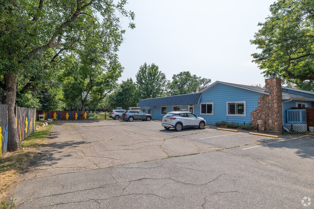 Blue Leaf School lets families to drop off at 8am, and pick up at 5:30pm.