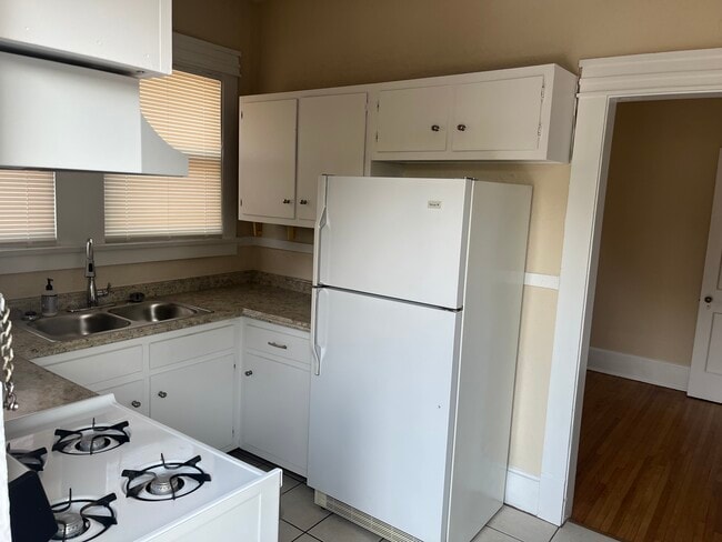 1861 Poplar Ave unit 5, Memphis, TN 38104 - photo 4