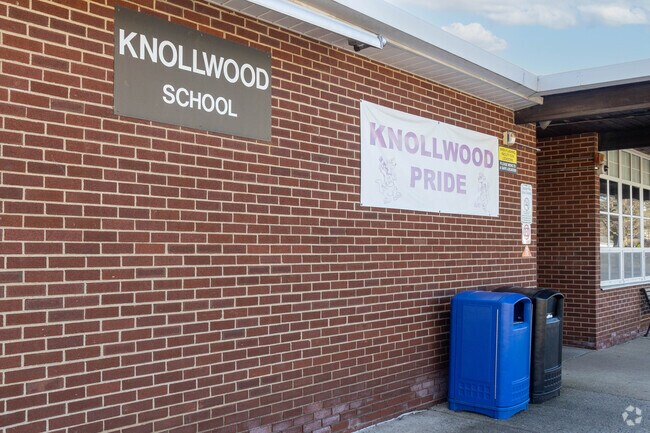 The student-teacher ratio at Knollwood Elementary School is 14 to 1.