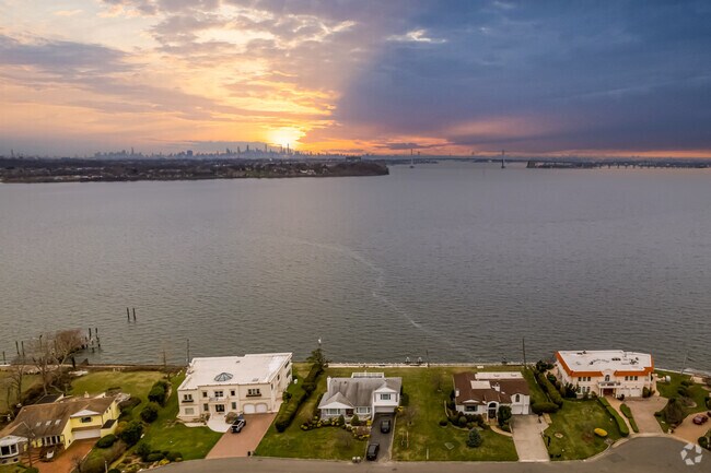Homes on the water in Saddle Rock and Harbor Hills have a picturesque view of the NYC Skyline.