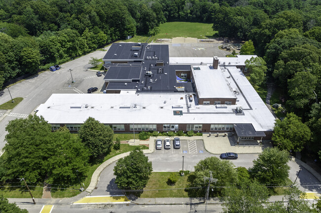Cottage Street Elementary School averages a student/teacher ratio of 16:1 per year.