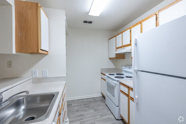 2BR, 2BA - 976SF - Kitchen