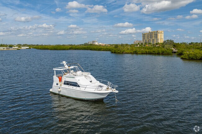 Boaters can anchor just off the preserve.