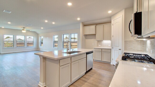 625 Broomsedge St, New Braunfels, TX 78130 - photo 7