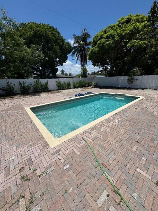 330 Cypress Dr, West Palm Beach, FL 33403