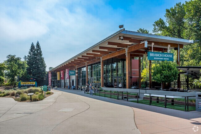 Turtle Bay Museum has shops and a restaurant for park goers near Mistletoe.