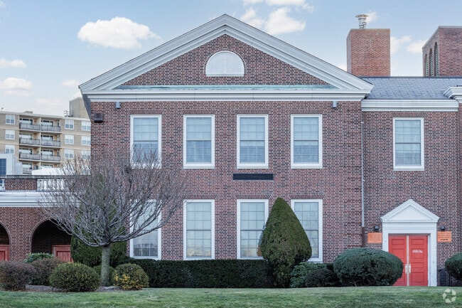 Fort Lee High School in Fort Lee, NJ has a student-teacher ratio of 14 to 1.