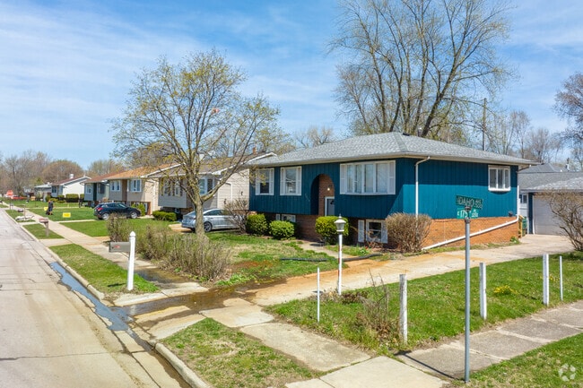 Split-level homes are also popular in Hessville, IN with spacious yards.