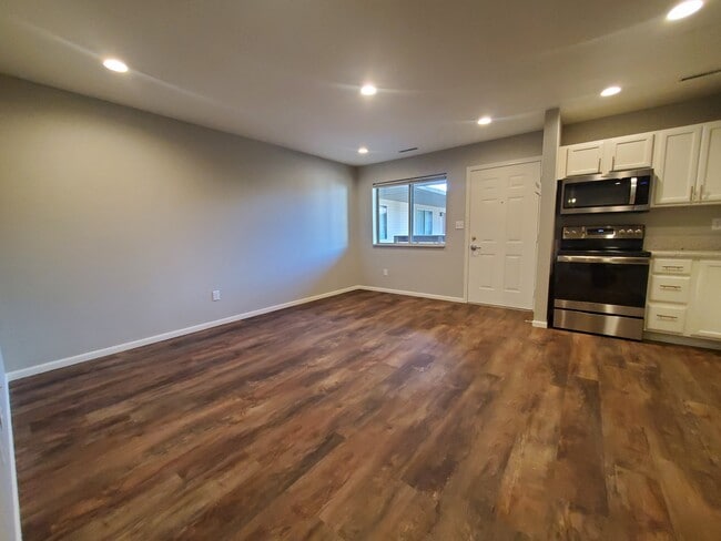 2322 College St unit 1, Cedar Falls, IA 50613 - photo 2