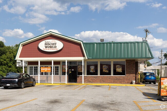 Jefferson mornings start with biscuits at Tudor’s Biscuit World.