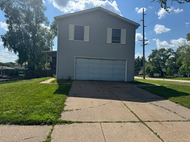 2107 Tanglefoot Ln, Bettendorf, IA 52722 - photo 2