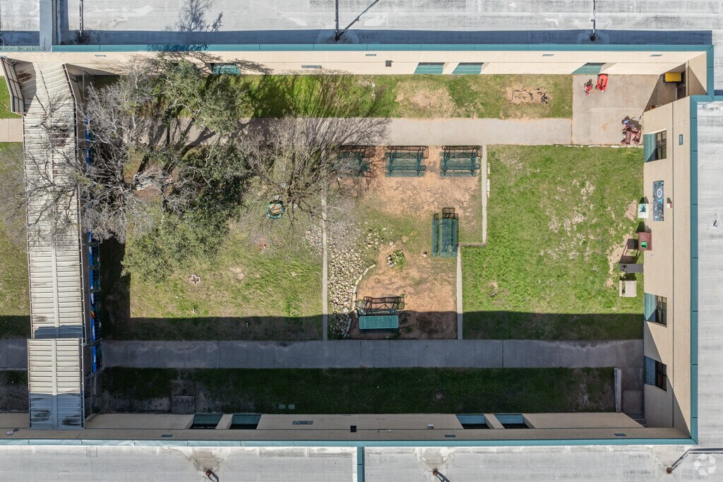 Old Town Elementary offers enclosed court yards with picnic tables.