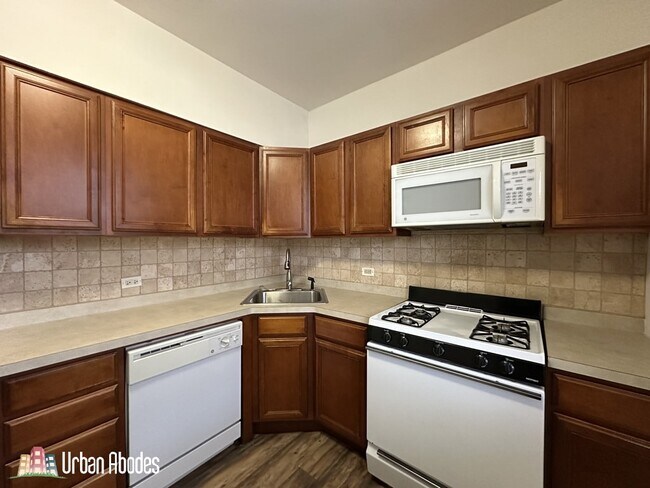 3722 N Sheffield Ave unit J06W, Chicago, IL 60613 - photo 4